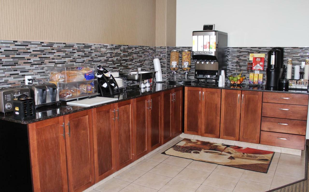 Foxwood Inn And Suites Fox Creek Buitenkant foto